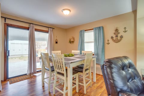 Dining Area | Dishware & Flatware Provided