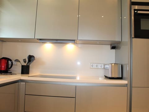 Microwave, oven, dishwasher, coffee/tea maker