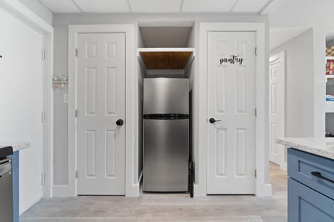 Fridge & pantry.