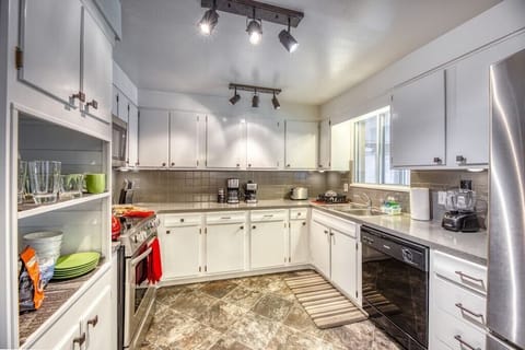 Fully equipped beautiful, modern kitchen with coffee maker, blender, toaster etc