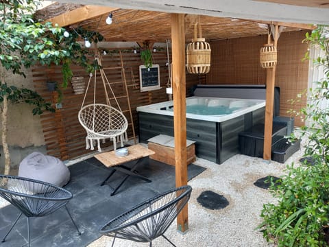 Outdoor spa tub