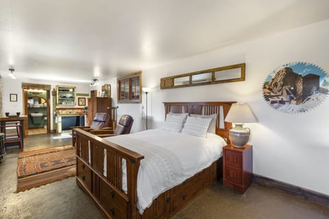 Spacious studio apartment with queen bed.