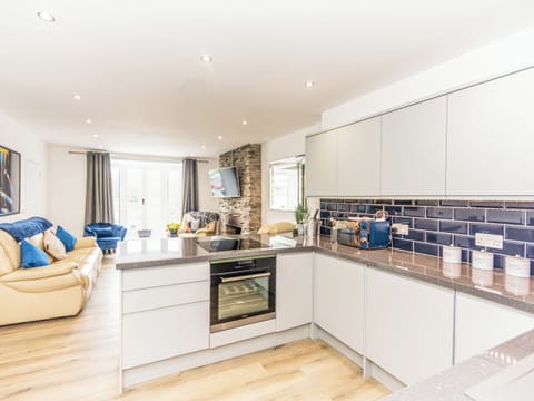 Kitchen area | 3 Mount Pleasant - River View Cottages, Looe