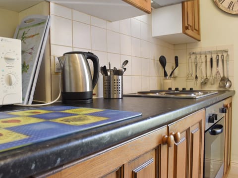 Kitchen | Burlington - Gunns Apartments, Lynton