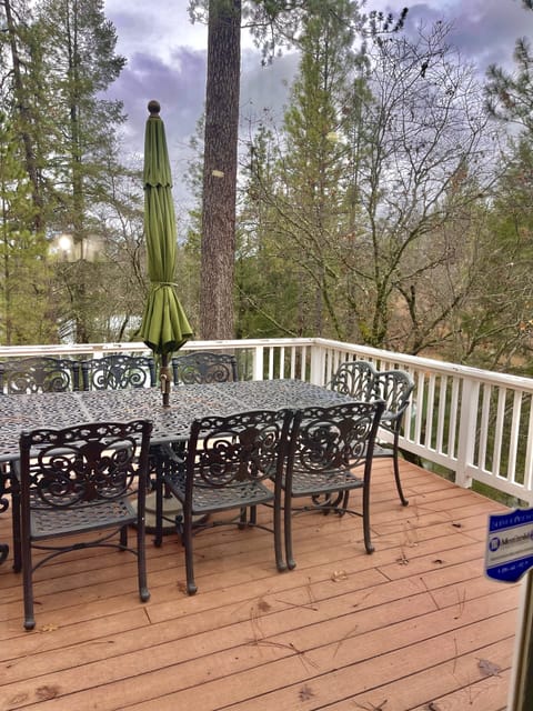 Outdoor deck-off kitchen