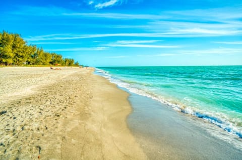 Beach nearby, sun loungers, beach towels