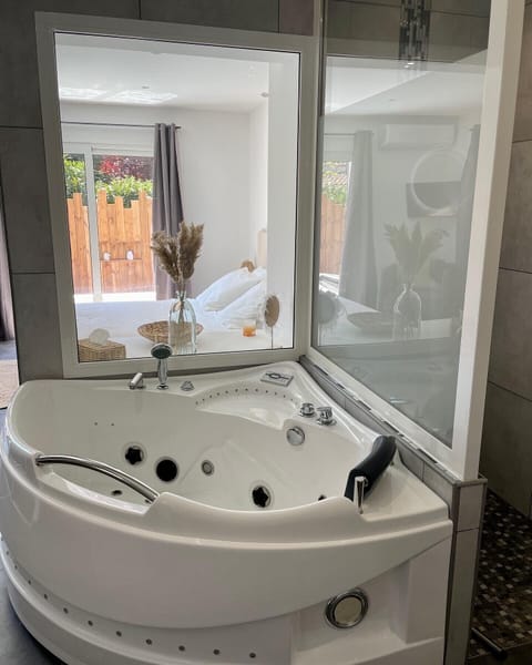 Combined shower/tub, jetted tub, hair dryer, towels