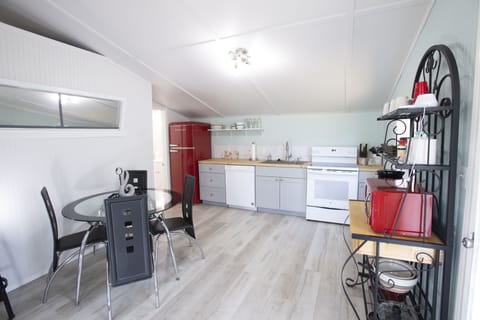 Fully furnished kitchen with all the comforts of home!
