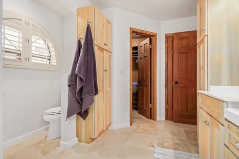 Combined shower/tub, hair dryer, towels