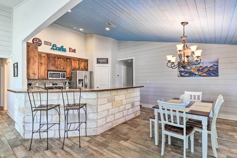 Dining Area | Dishware & Flatware Provided