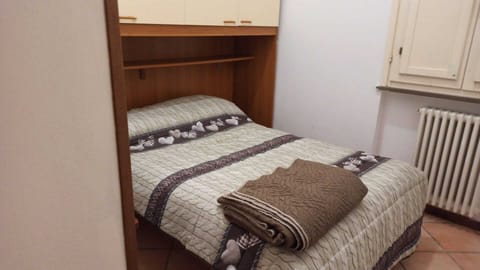 2 bedrooms, travel crib, free WiFi, bed sheets