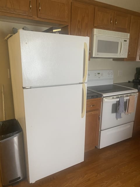 Microwave, dishwasher, coffee/tea maker, cookware/dishes/utensils