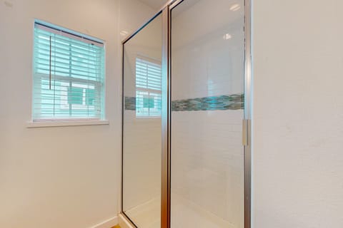 Combined shower/tub