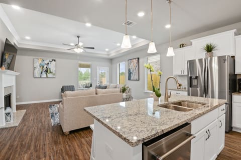 Private kitchen | Fridge, microwave, oven, stovetop