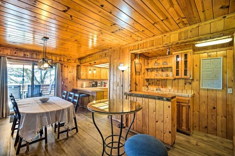 Dining Area | Wet Bar