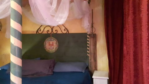 Il letto a baldacchino di Giulietta con lo stemma.