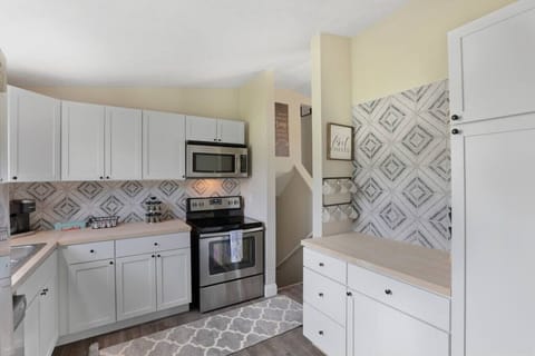 Kitchen (microwave and oven)