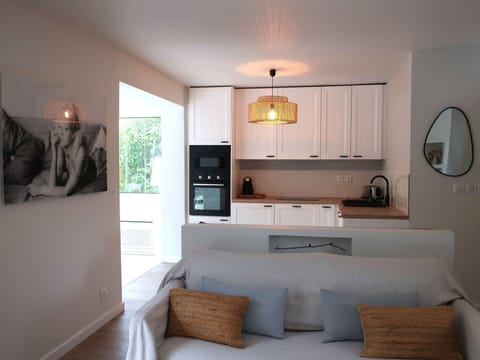 Picture Frame, Property, Furniture, Couch, White, Comfort, Interior Design, Plant, Living Room