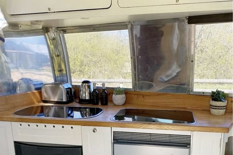 Fridge, stovetop, electric kettle, highchair