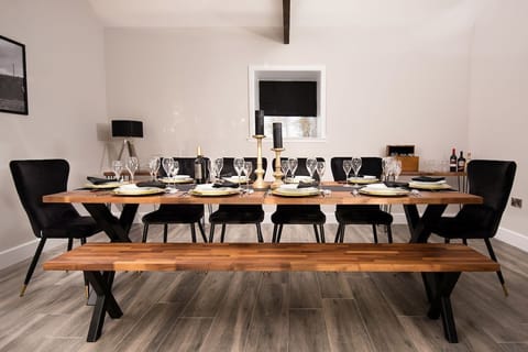 The Steading at West Lyham - large dining table with six chairs and bench seat