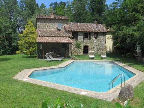 Großer Garten mit Pool