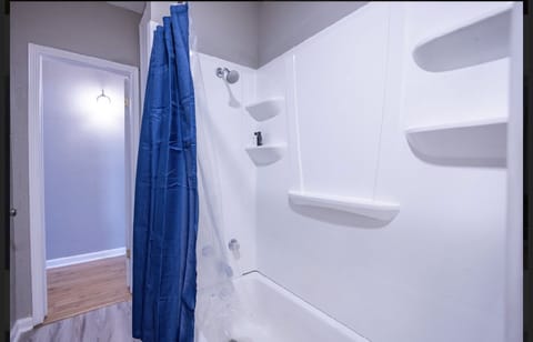 Combined shower/tub, towels