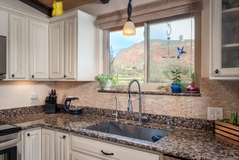Red Rock & hummingbird Views from your kitchen. Stunning Mountain Views.