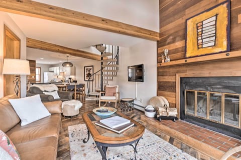 Living Area | Smart TV