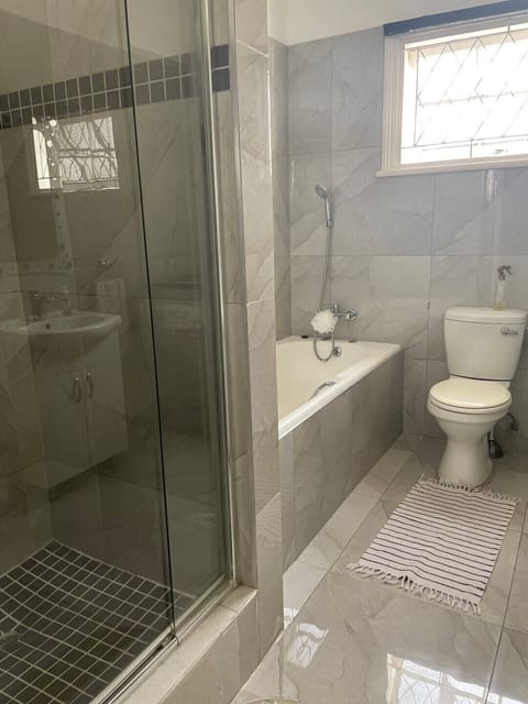 Combined shower/tub