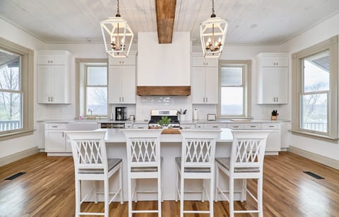 Private kitchen | Fridge, microwave, oven, stovetop