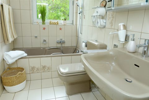 Combined shower/tub, hair dryer, towels, soap