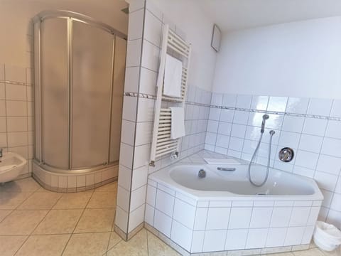 Combined shower/tub, hair dryer, towels