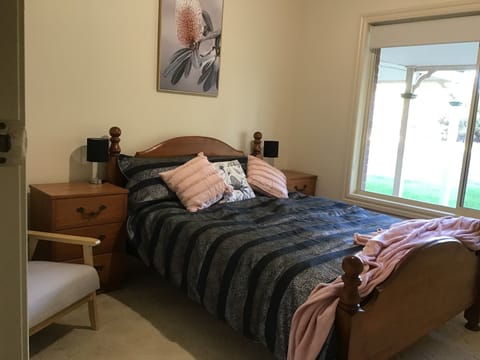 3 bedrooms, desk, WiFi, bed sheets