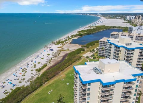 Beach nearby, sun loungers, beach towels