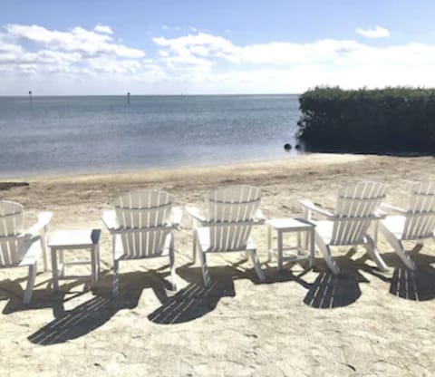 Beach nearby, sun loungers, beach towels