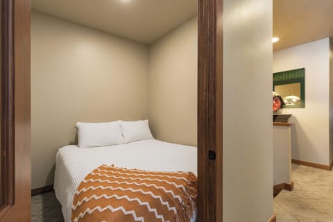 5th Bedroom - Queen - Adjacent to the loft (3rd Floor)