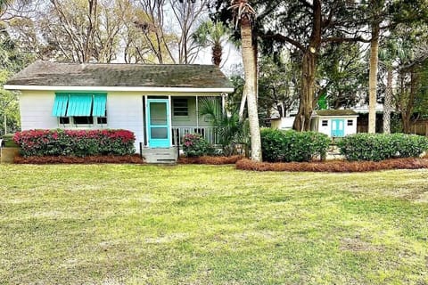 106 Carolina Blvd.; welcomes visitors to this cozy beach cottage, just 1 block from the ocean!
