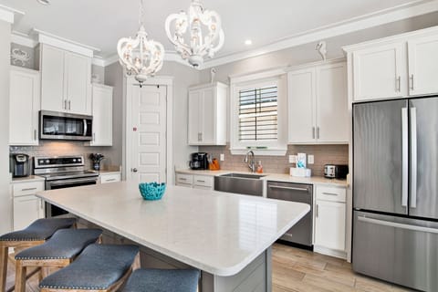Fully equipped kitchen with stone counters