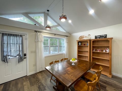 Dining Area - Dining area with seating for 4