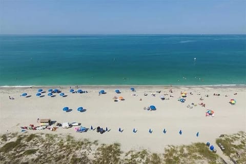 Beach nearby, sun loungers, beach towels