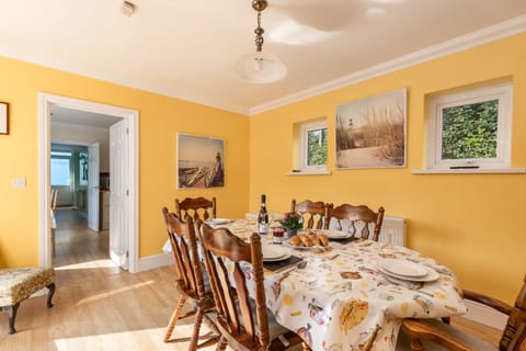 Beach House, Sea Views, Parking