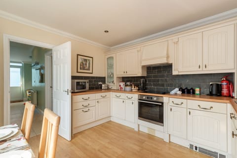 Beach House, Sea Views, Parking