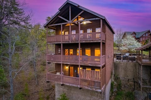 All 3 decks have unblocked views to the mountains