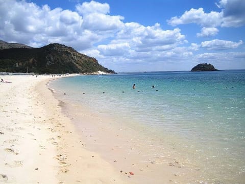 Beach nearby, sun loungers, beach towels