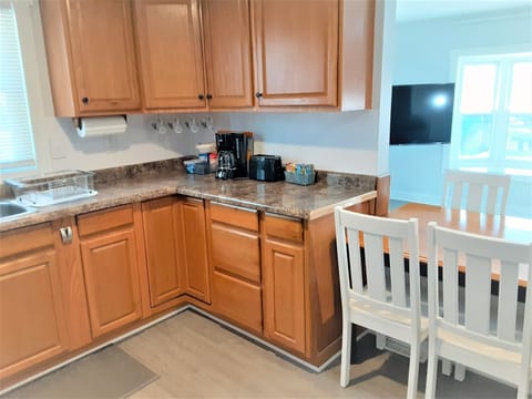 Private kitchen | Fridge, microwave, oven, stovetop