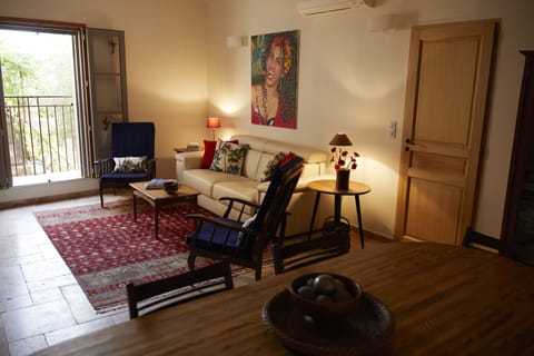 Living area | Smart TV, DVD player, books