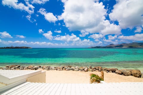 Beach nearby, sun loungers, beach towels