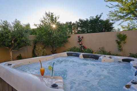 Holiday rental AUREILLE, villa for rent with all mod cons for 14 people with jacuzzi. Book online with Plaisirs & Maisons de Provence