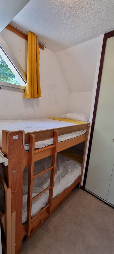 2 bedrooms, iron/ironing board, cribs/infant beds