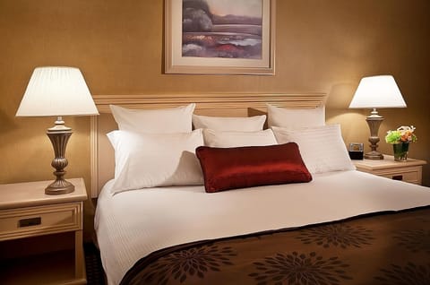 Unit w/ Queen size bed. Exact unit will be assigned upon arrival. Views, colors and decor may vary.